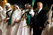 Donald Trump’tan Suudi Arabistan’da kılıç dansı