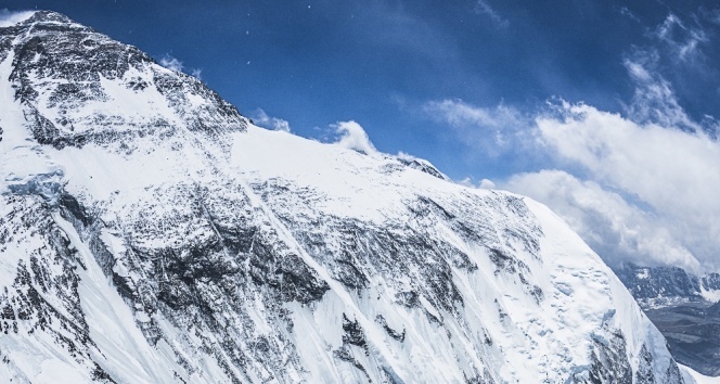 Everest’e tırmanmaya çalışan dağcı hayatını kaybetti