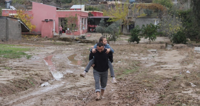 Yol yapılmayınca okula giden çocuklarını sırtlarında taşıyorlar