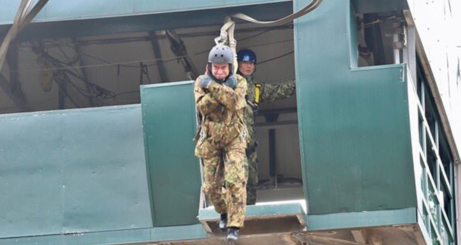 Japon Savunma Bakanı Kono, 11 metre yükseklikten atladı