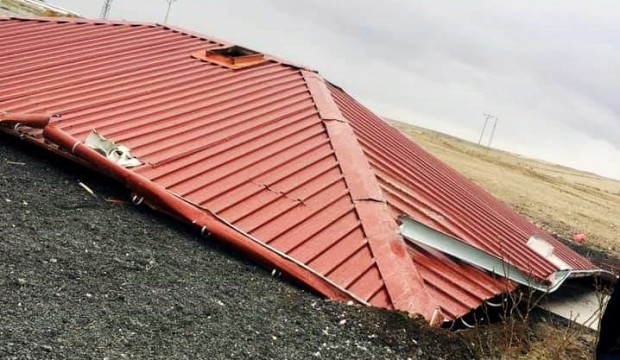 Niğde’de fırtına evlerin çatılarını uçurdu