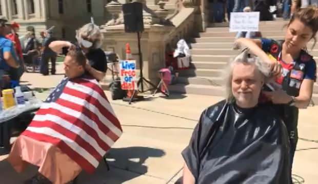ABD’de valilik binası önünde ‘saç tıraşı’ protestosu