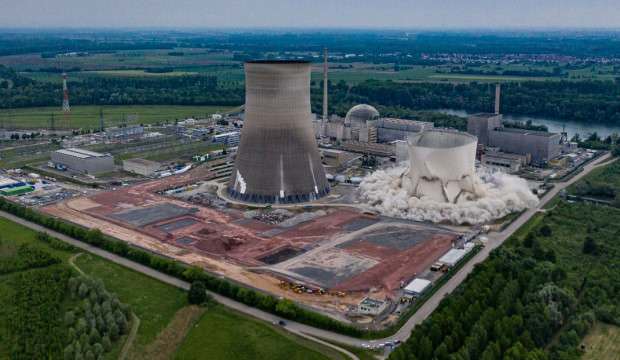 Almanya’da nükleer santral saniyeler içinde yıkıldı