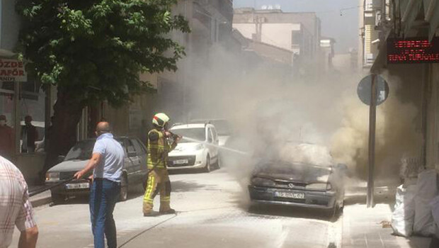 Bursa’da park halindeki otomobil yandı