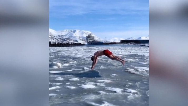 Buzullara aldırmadan şortuyla yüzdü sosyal medyada izlenme rekoru kırdı