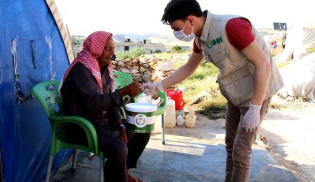 İHH’den İdlib’de 200 bin kişiye iftar yemeği