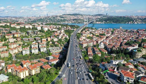 İstanbul’dan kaçış! Kilometrelerce araç kuyruğu havadan görüntülendi