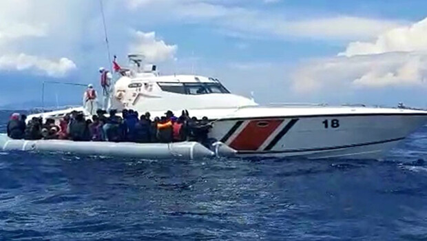 İzmir’de 60 düzensiz göçmen kurtarıldı