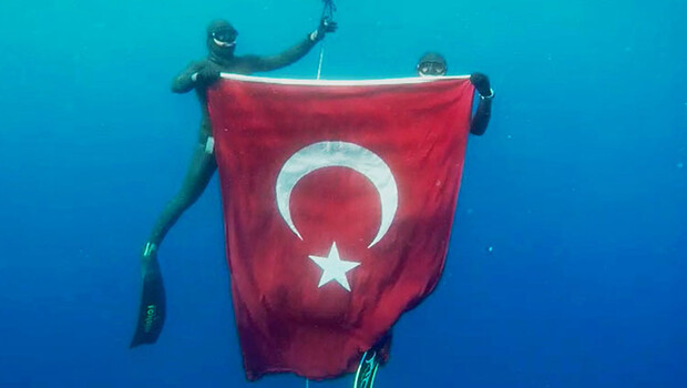 Milli sporcular 19 Mayıs anısına 50 metre derinlikte Türk bayrağı açtı