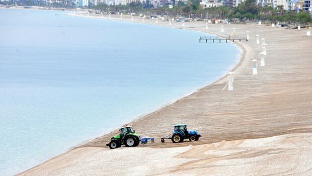 Traktörler, dünyaca ünlü Konyaaltı Sahili’ni sürüyor