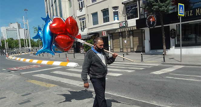 Balon satmak için sokağa çıkan 71 yaşındaki seyyar satıcı siftah yapamadan evine döndü