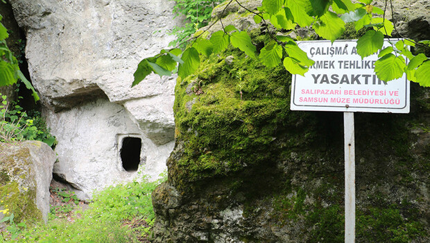 Defineciler, Türk Kaya Yazıtları ve kaya mezarlarını talan etti