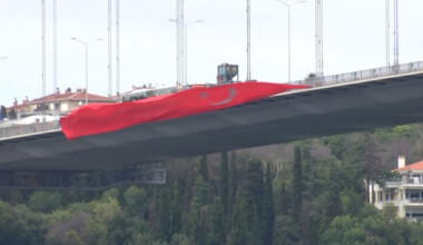 15 Temmuz Şehitler Köprüsü’ne dev Türk bayrakları asıldı