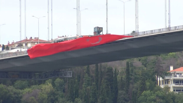 15 Temmuz Şehitler Köprüsü’ne dev Türk bayrakları asıldı