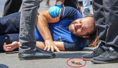 Antalya’da dehşet anları! 2 polisi bıçakla yaraladı…
