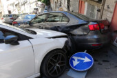 Beşiktaş’ta el freni çekilmeyen otomobil kazaya yol açtı