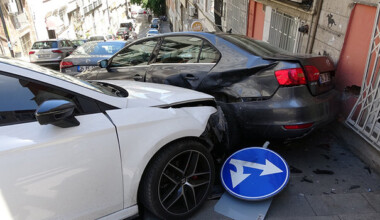 Beşiktaş’ta el freni çekilmeyen otomobil kazaya yol açtı