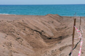 Caretta carettaların yuvaları tahrip edildi! Belediye önlem için plaja hendek kazdı