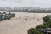 Çin’deki sel faciası 480 yıllık köprüyü yok etti