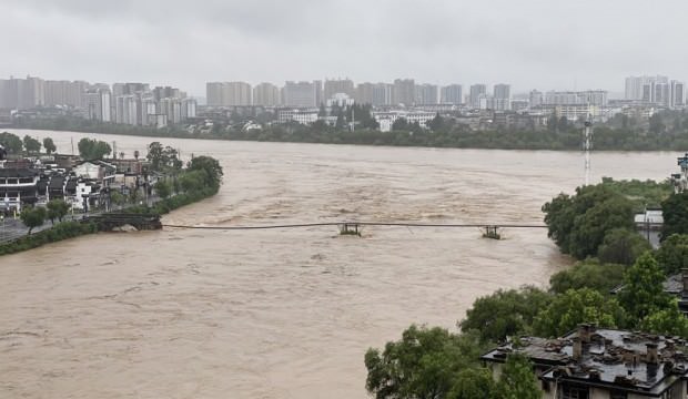 Çin’deki sel faciası 480 yıllık köprüyü yok etti