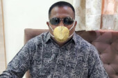 Hindistanlı iş adamı korona virüse karşı altın maske takıyor