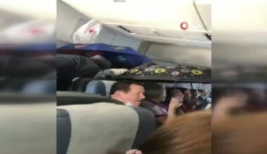 Uçakta şemsiye ile yolculuk yaptılar