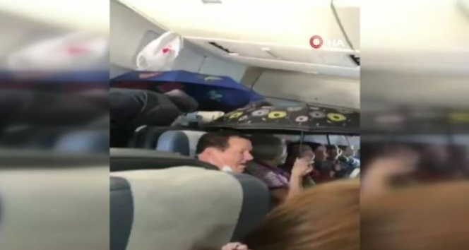 Uçakta şemsiye ile yolculuk yaptılar