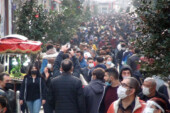 Taksim’de koronavirüse rağmen oluşan kalabalık dikkat çekti