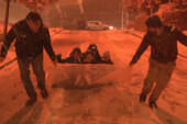 İstanbul’da çocuklar karın tadını çıkarırken sürücüler zor anlar yaşadı