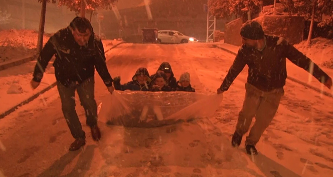 İstanbul’da çocuklar karın tadını çıkarırken sürücüler zor anlar yaşadı