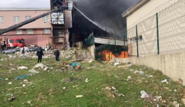 İstanbul’da ayakkabı mağazasında yangın: 3 araç küle döndü