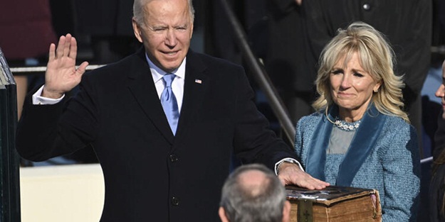 Joe Biden, İncil’e el basarak Başkanlık görevine başladı