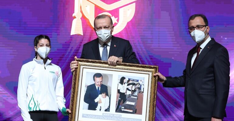 Cumhurbaşkanı Erdoğan’a sahnede büyük sürpriz! 18 yıl sonra…