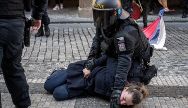 Prag’da hükümetin koronavirüs kısıtlamaları protesto edildi