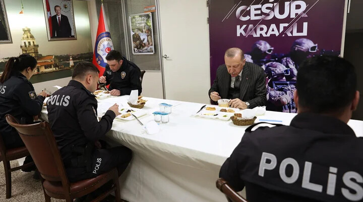 Cumhurbaşkanı Erdoğan iftarını Çengelköy Polis Merkezi’nde yaptı