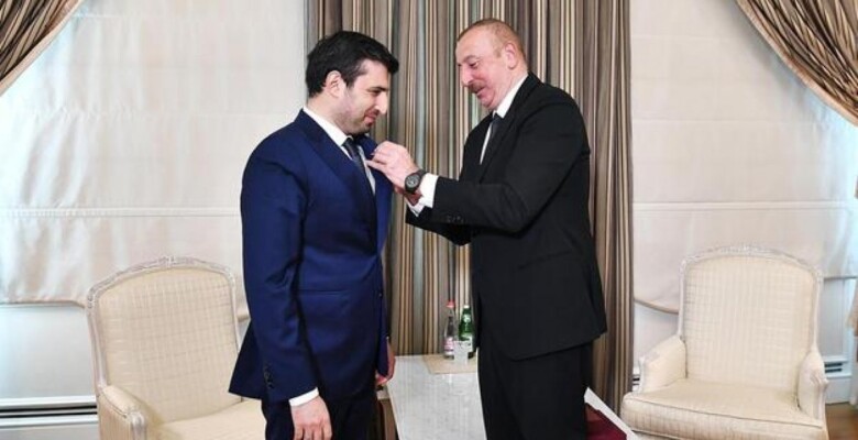 İlham Aliyev, Selçuk Bayraktar’a madalya taktı