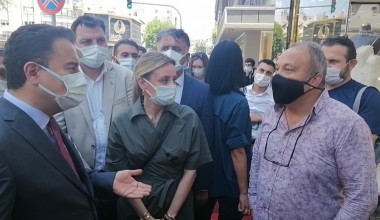 İzmir’de Ali Babacan’a ‘davanı sattın’ tepkisi