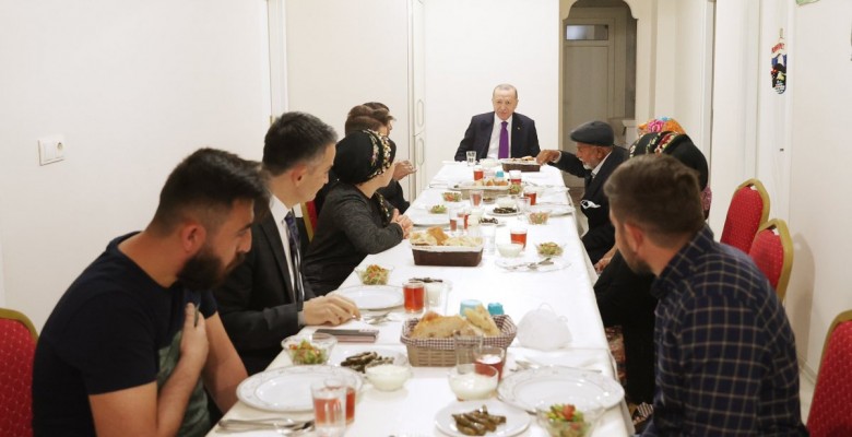Cumhurbaşkanı Erdoğan Ayaşlı çiftçi ve ailesiyle iftar yaptı