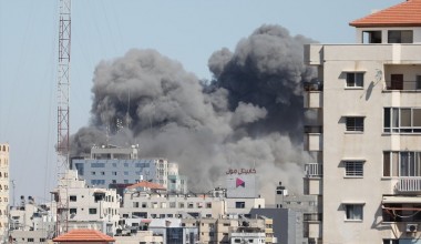İsrail, Gazze’de medya binasını vurdu