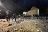 İsrail polisi, Mescid-i Aksa’daki cemaate saldırdı