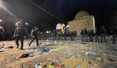 İsrail polisi, Mescid-i Aksa’daki cemaate saldırdı