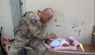 MSB, Afganistan’daki Türk askerlerinin çocuklara yardım ettiği anları paylaştı