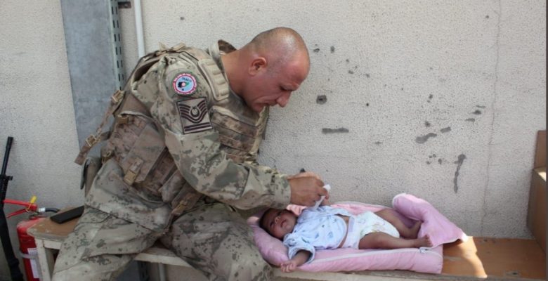 MSB, Afganistan’daki Türk askerlerinin çocuklara yardım ettiği anları paylaştı